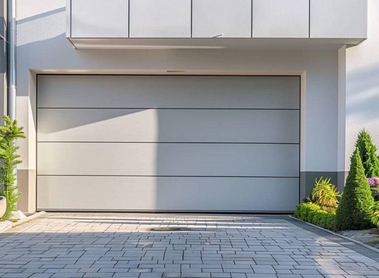 Extérieur de maison moderne avec une grande porte de garage fermée